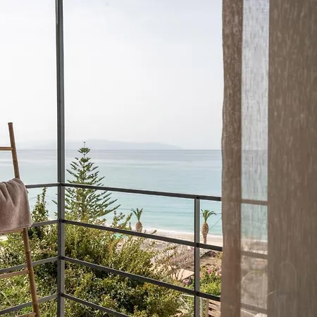 Thea Beachfront In Lourdas Apartamento *