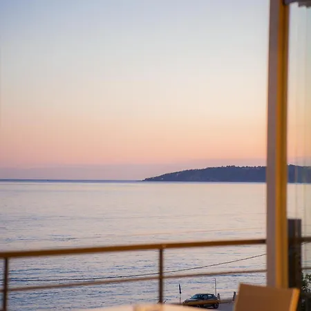 Lorraine'S Boutique Suites