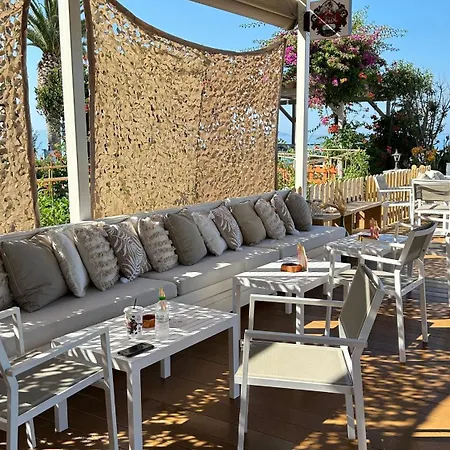 Lorraine'S Boutique Suites